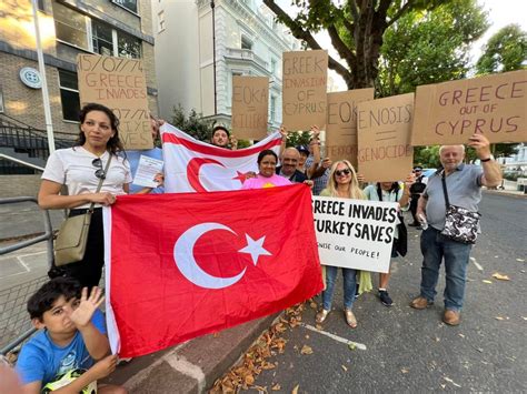 İNSANLIK DIŞI TECRİT ARTIK SON BULMALI İngilteredeki Kıbrıslı Türkler dün İngiliz Parlamentosu önünde